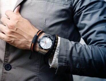 What are the latest trends in men's watches?