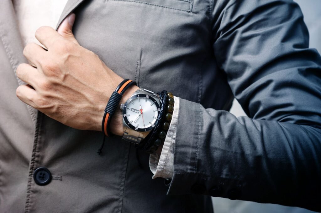 What are the latest trends in men's watches?